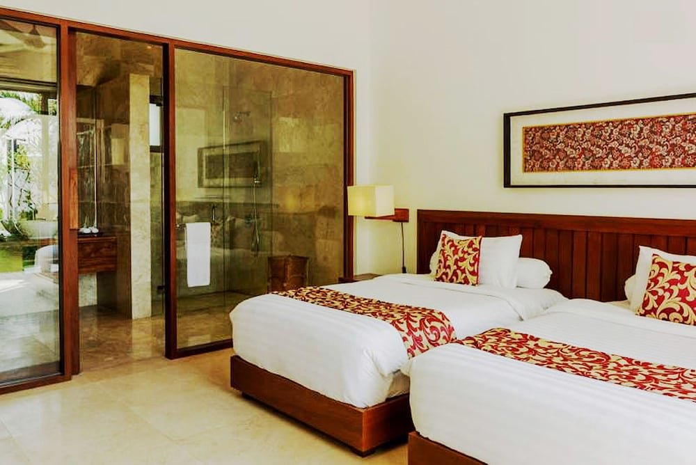 5 Bedrooms Villa with balcony and beachfront Bali Diamond Estates & Villas