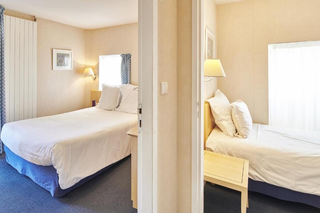 Standard Triple room Hôtel Vacances Bleues Villa Caroline