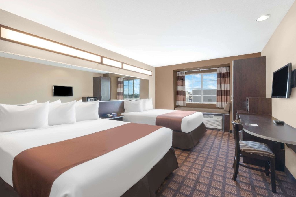 Четырёхместный люкс Deluxe Microtel Inn & Suites by Wyndham