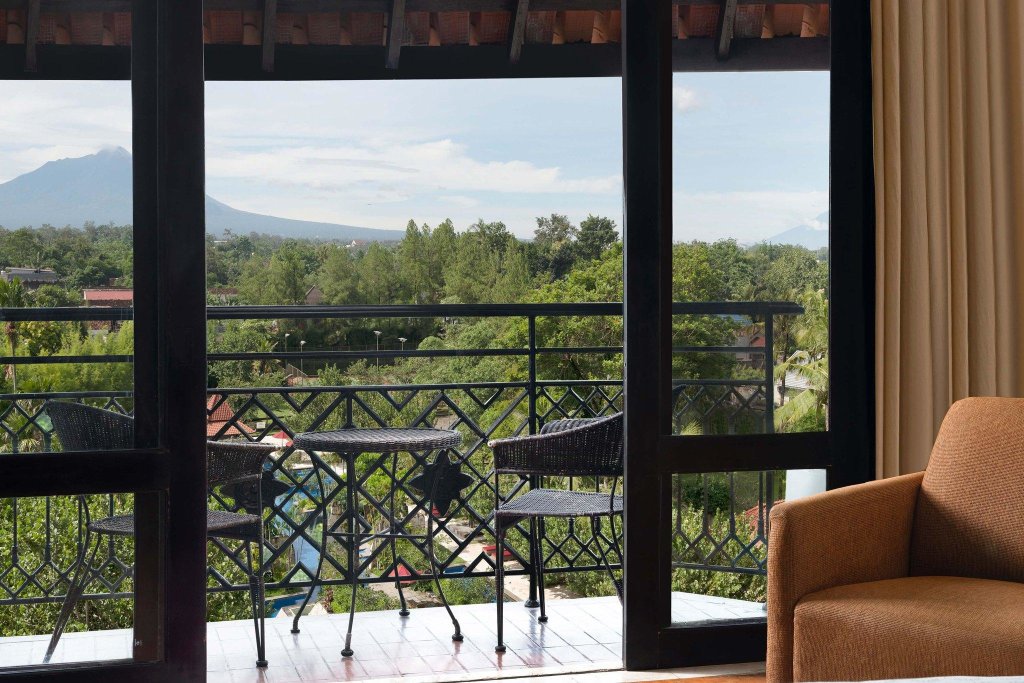 Двухместный номер Deluxe с балконом Sheraton Mustika Yogyakarta Resort and Spa