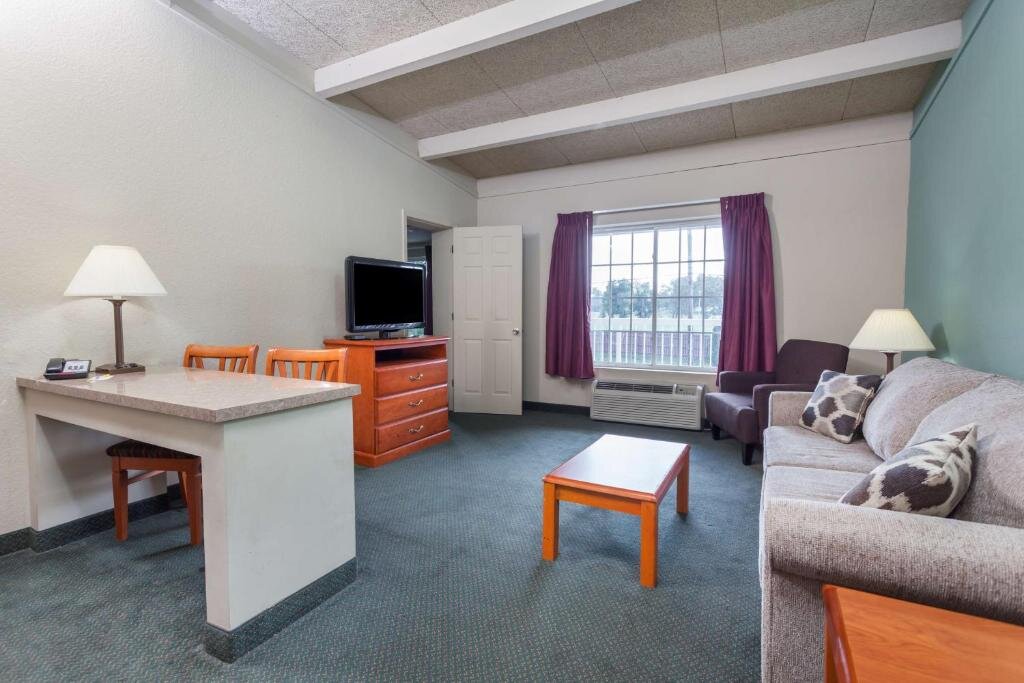 Четырёхместный люкс c 1 комнатой Days Inn & Suites by Wyndham Lexington