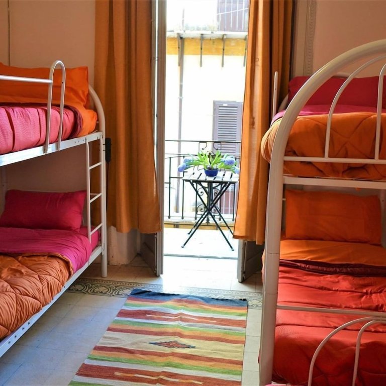 Кровать в общем номере (женский номер) с балконом Via Zara