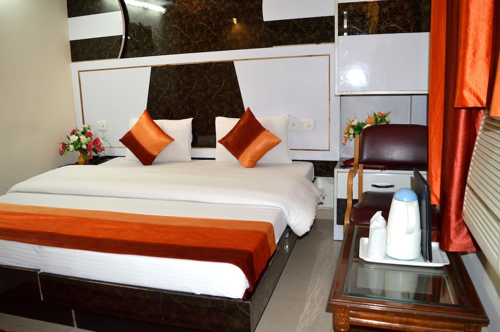 Superior room Hotel Su Shree Continental 5 Minutes Walk From New Delhi Railway Station