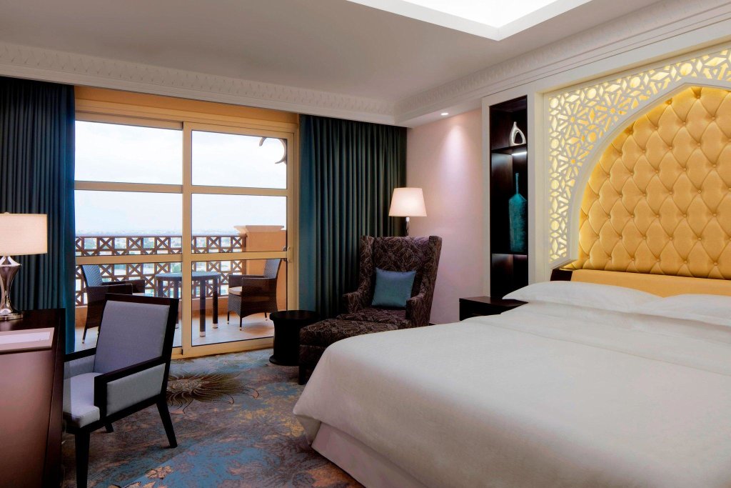 Двухместный номер Deluxe с балконом Sheraton Sharjah Beach Resort and Spa