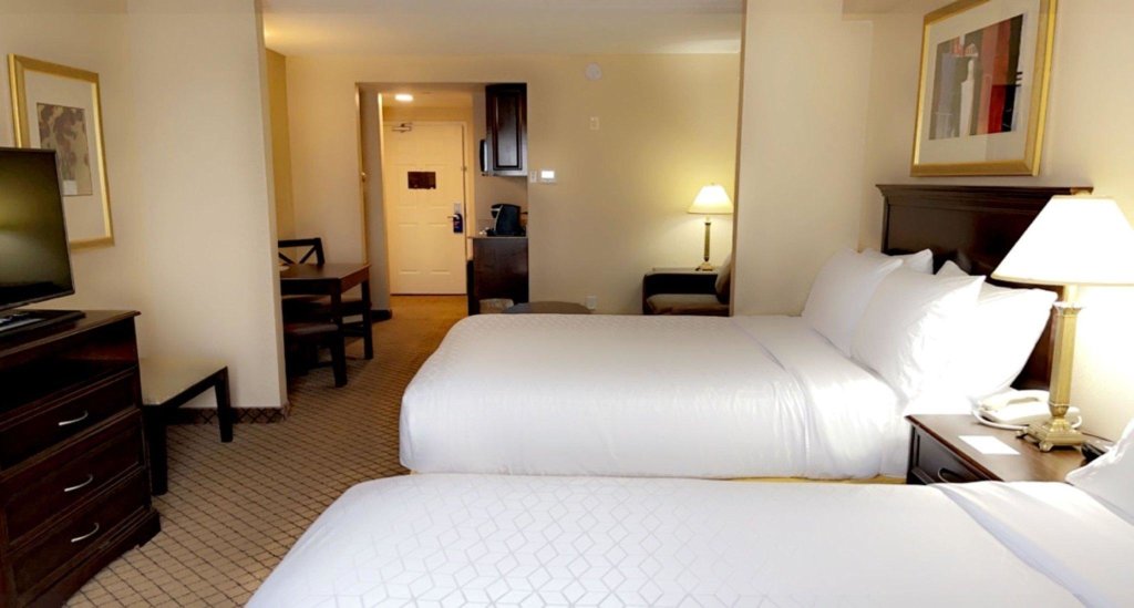 Четырёхместный люкс Holiday Inn Express & Suites Huntsville, an IHG Hotel