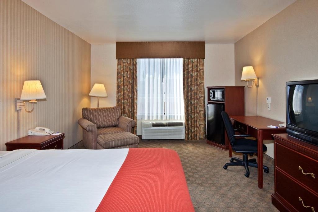 Standard room Holiday Inn Express Hotel and Suites