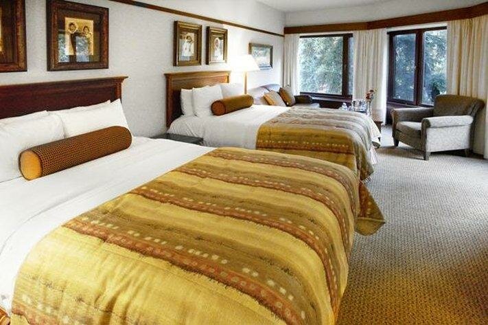 Кровать в общем номере Alyeska Resort