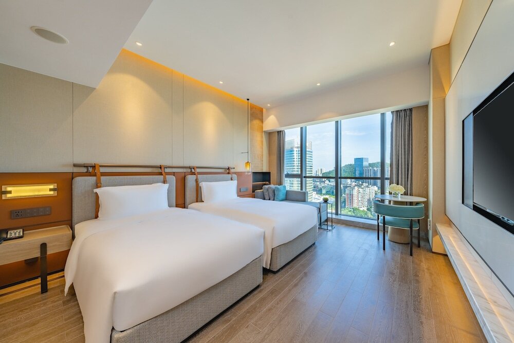 Четырёхместный номер Standard Holiday Inn Zhuhai City Center, an IHG Hotel