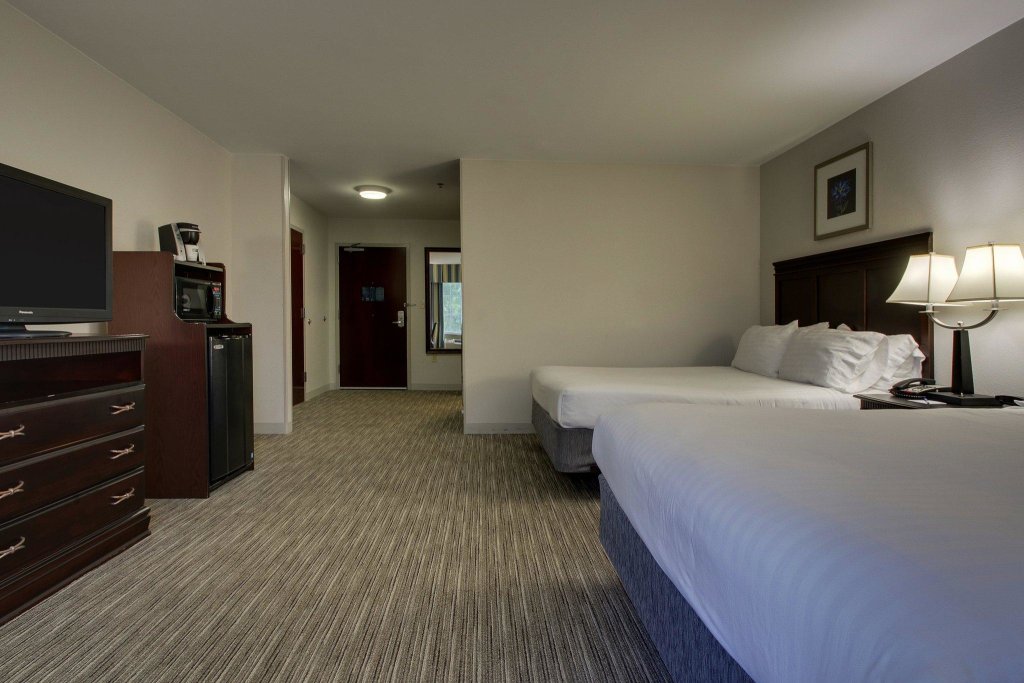 Четырёхместный номер Standard Holiday Inn Express Hotel & Suites Middleboro Raynham, an IHG Hotel