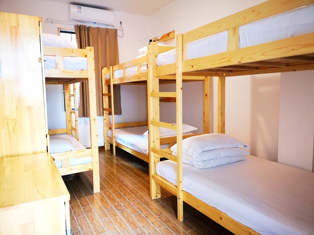 Кровать в общем номере (мужской номер) Qiandaohu Blue Mountain Youth Hostel