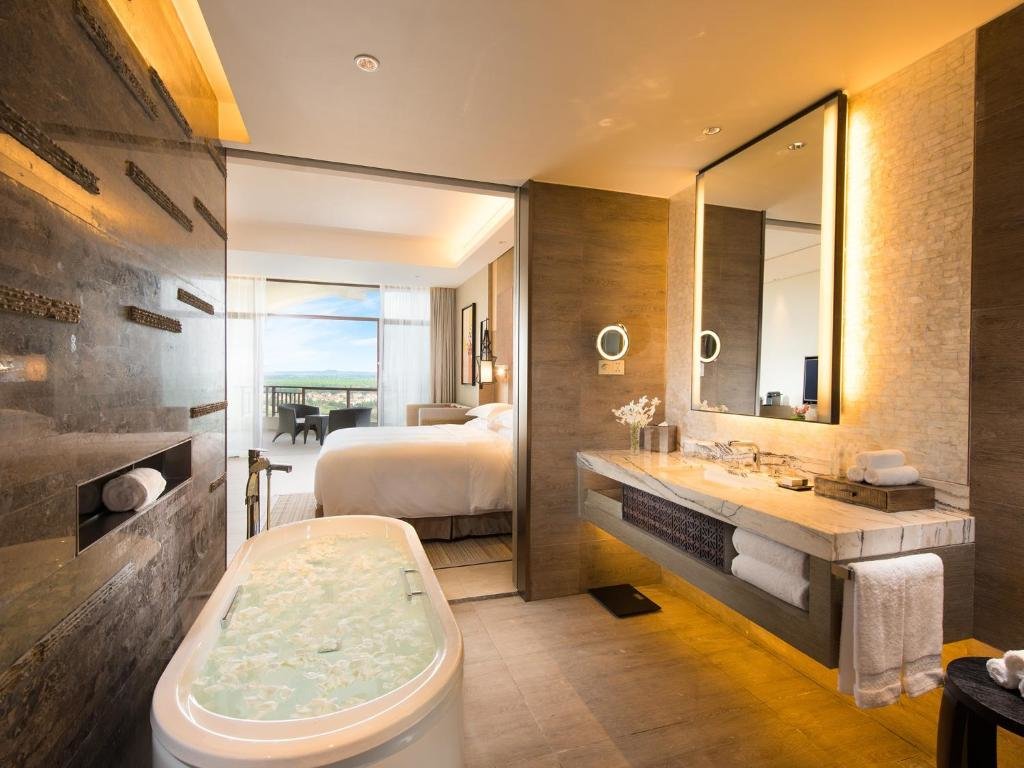 Standard room DoubleTree by Hilton Haikou Chengmai