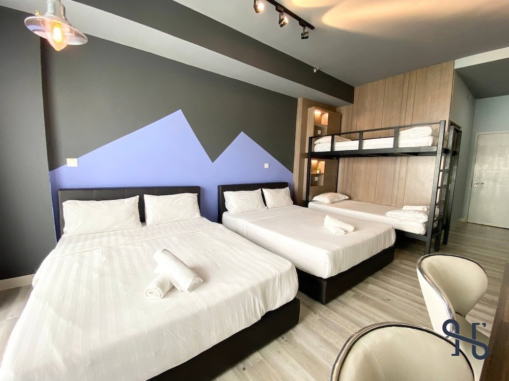 Standard Familie Zimmer mit Balkon Homesuite' Home at Aeropod SOVO