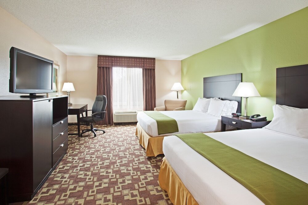 Четырёхместный номер Standard Holiday Inn Express & Suites Reidsville, an IHG Hotel
