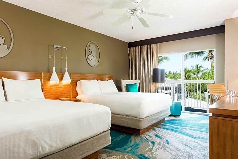 Четырёхместный номер Standard с балконом и с видом на бассейн DoubleTree by Hilton Grand Key Resort