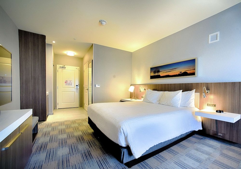Номер Standard c 1 комнатой с балконом Hilton Garden Inn Santa Barbara/Goleta