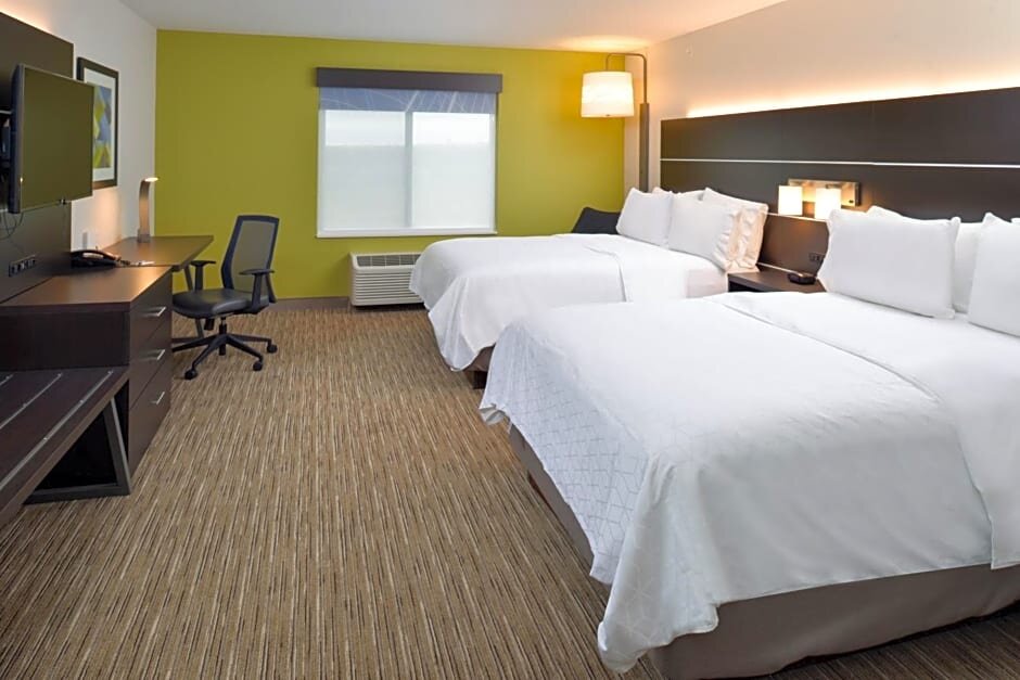 Четырёхместный номер Deluxe Holiday Inn Express & Suites Pueblo, an IHG Hotel