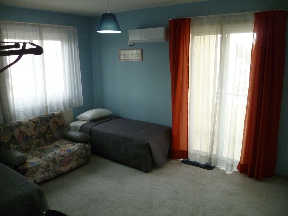 Кровать в общем номере c 1 комнатой с балконом Datacom House - The Sky Blue Room