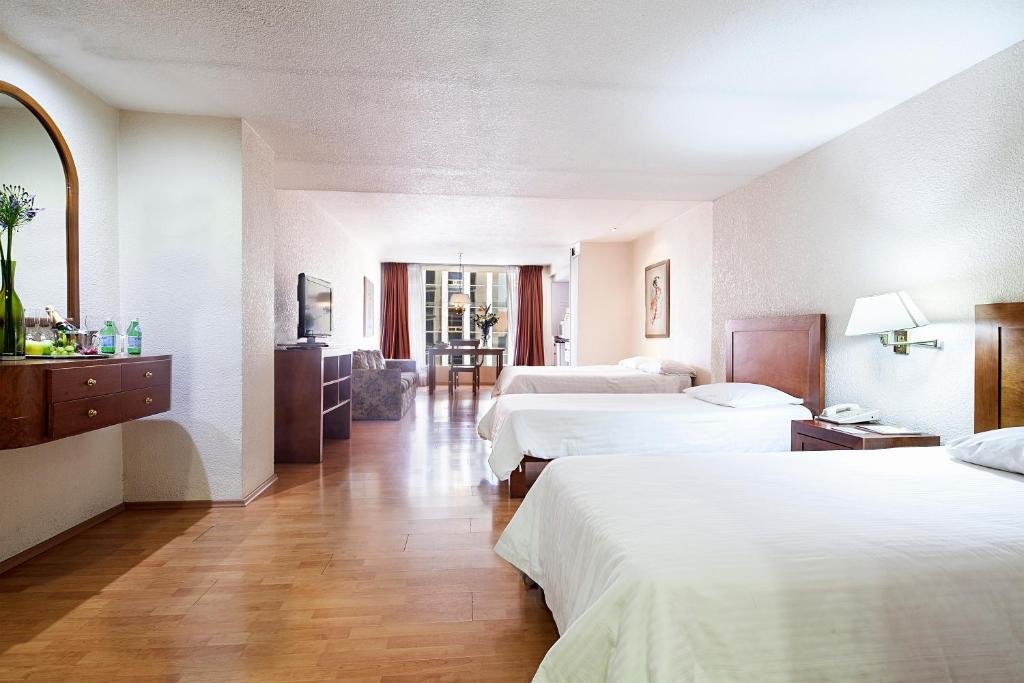 Четырёхместный номер Exe Suites San Marino Hotel