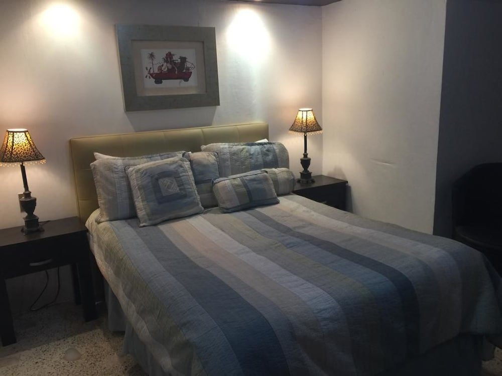 Кровать в общем номере Hotel Real San Luis