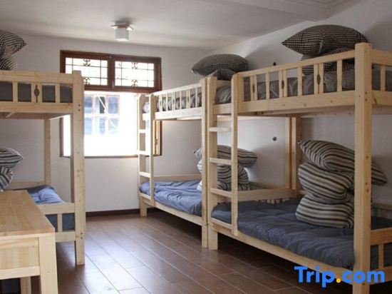 Кровать в общем номере (мужской номер) Guoke Lvren Youth Hostel