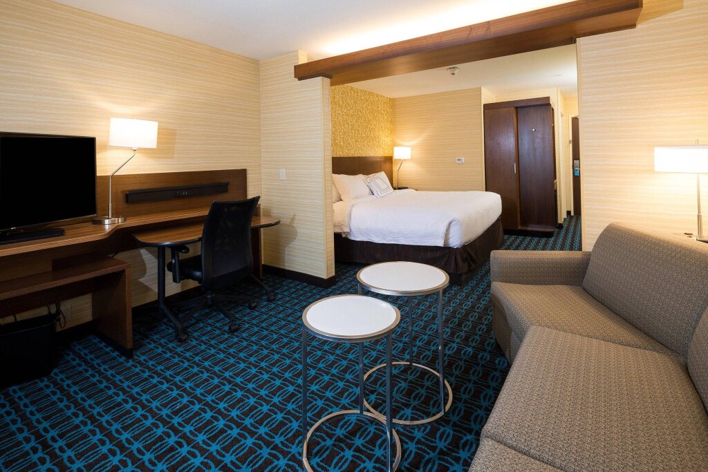 Двухместный люкс Fairfield Inn & Suites by Marriott Detroit Chesterfield