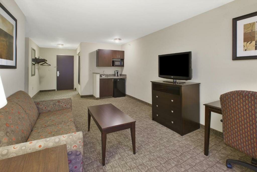 Deluxe Suite Holiday Inn Express and Suites Wheeling, an IHG Hotel