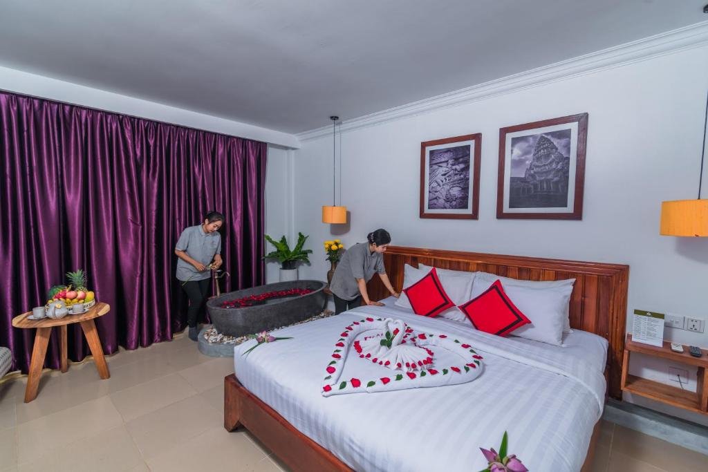 Двухместный люкс с балконом Mekong Angkor Deluxe Hotel