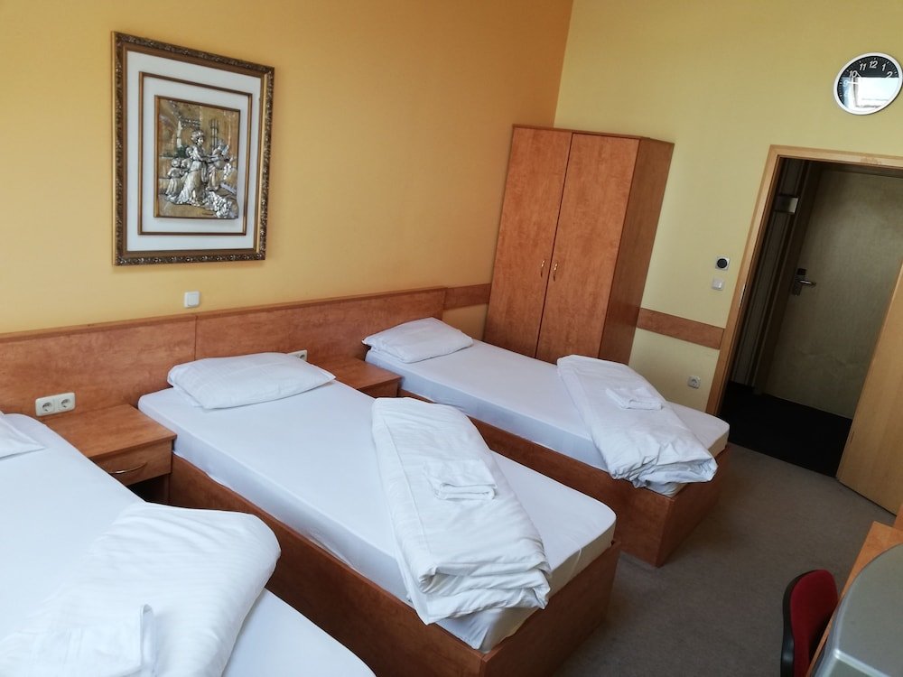 Кровать в общем номере с 6 комнатами Airport Global Hotel, Olive INN