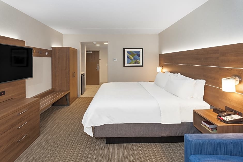 Двухместный полулюкс Holiday Inn Express Hotel & Suites Providence-Woonsocket, an IHG Hotel