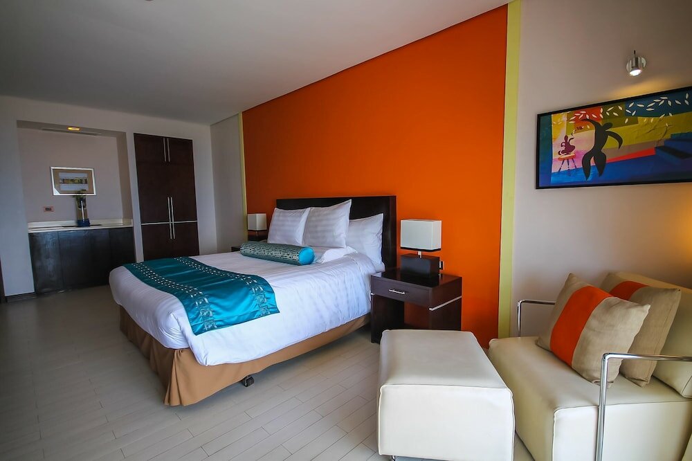 Junior Suite with balcony Thunderbird Resorts - Poro Point