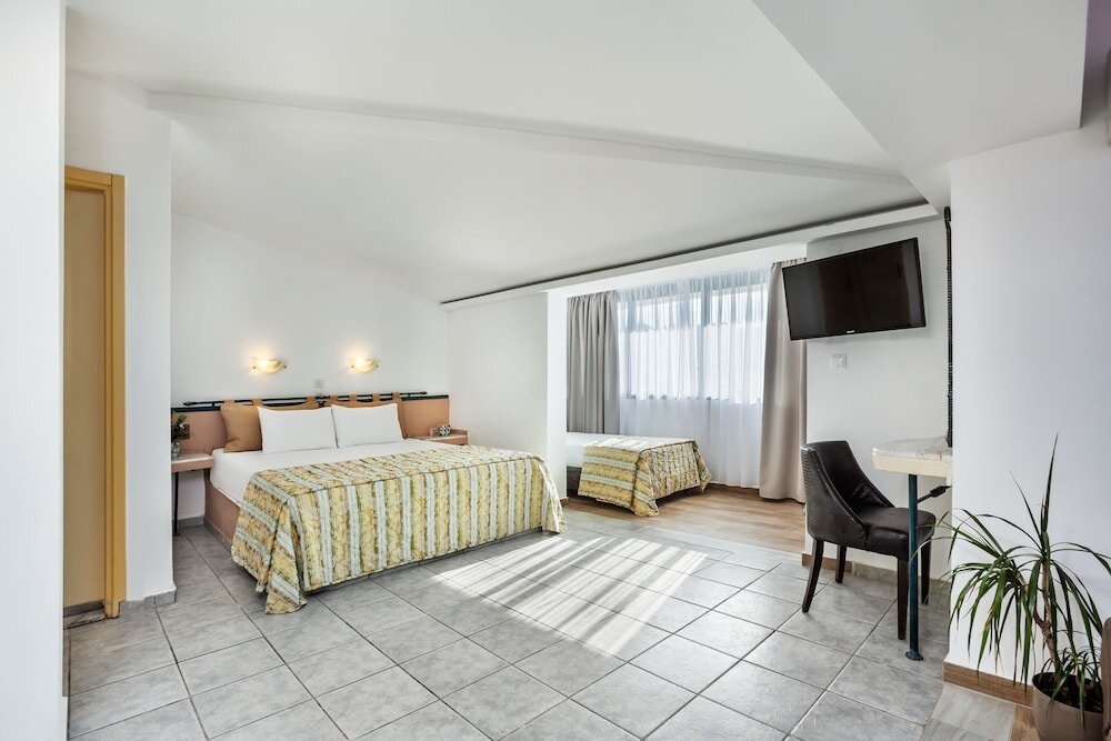 Четырёхместный семейный номер Standard c 1 комнатой с видом на город Philoxenia Hotel & Villas