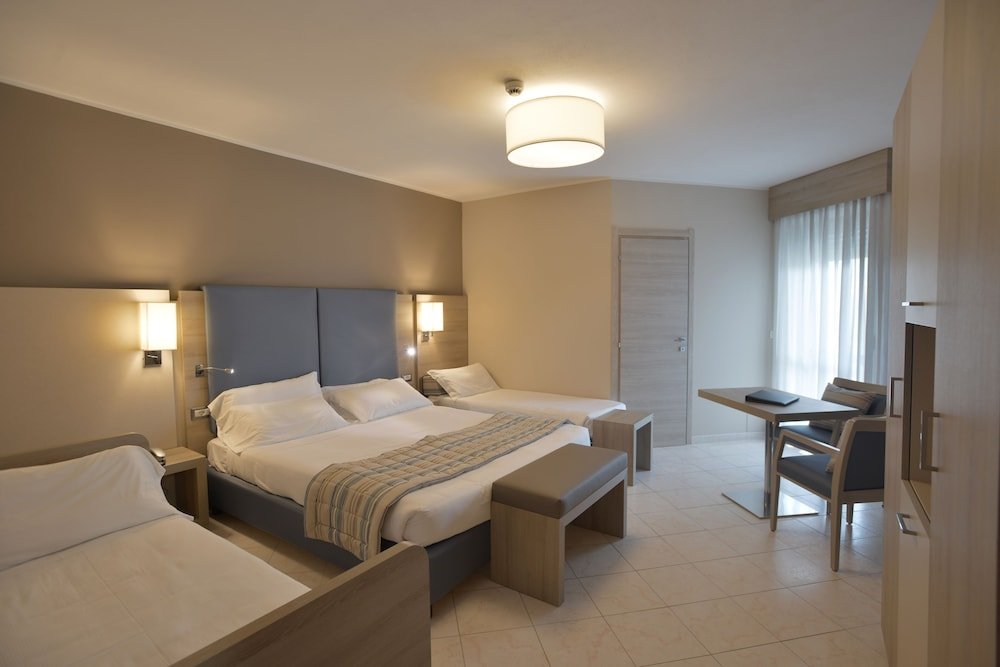 Standard Quadruple room with balcony Alma di Alghero Hotel