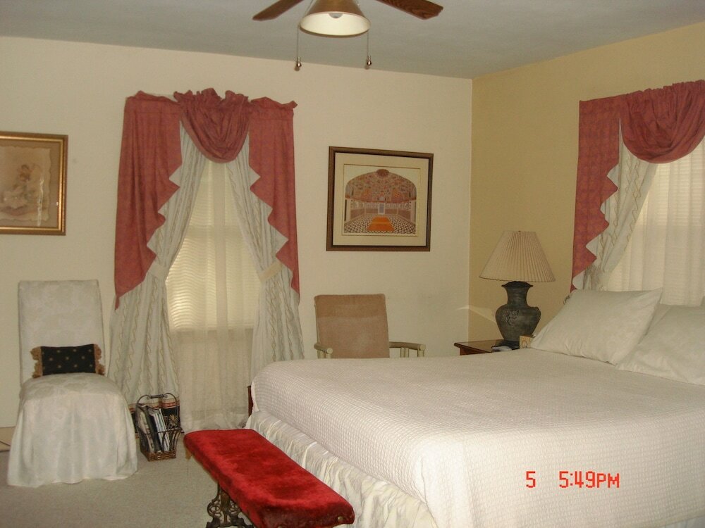 Ambassador room Pheasant Country Inn Bed & Breakfast