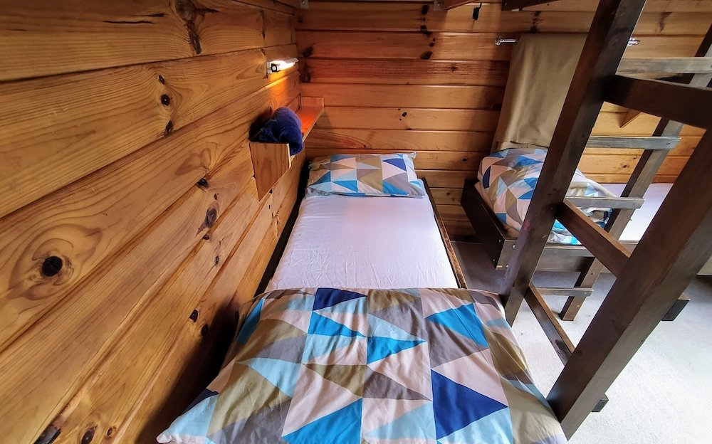 Кровать в общем номере Porters Lodge