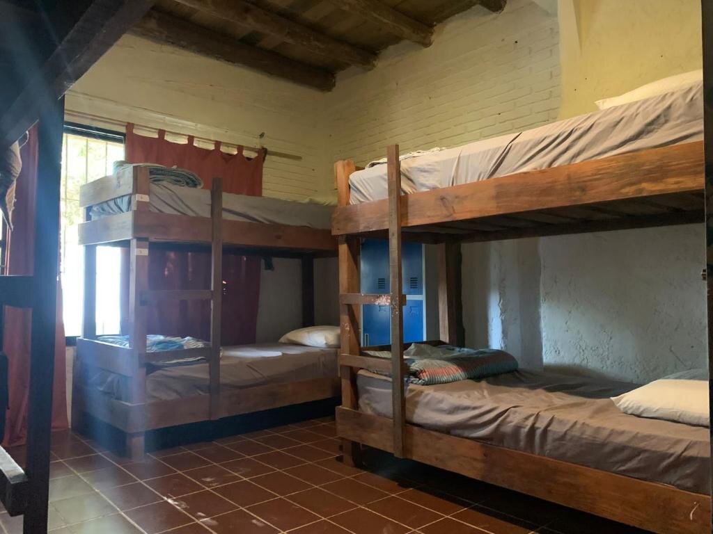 Кровать в общем номере Piedra Alta Hostel & Suites