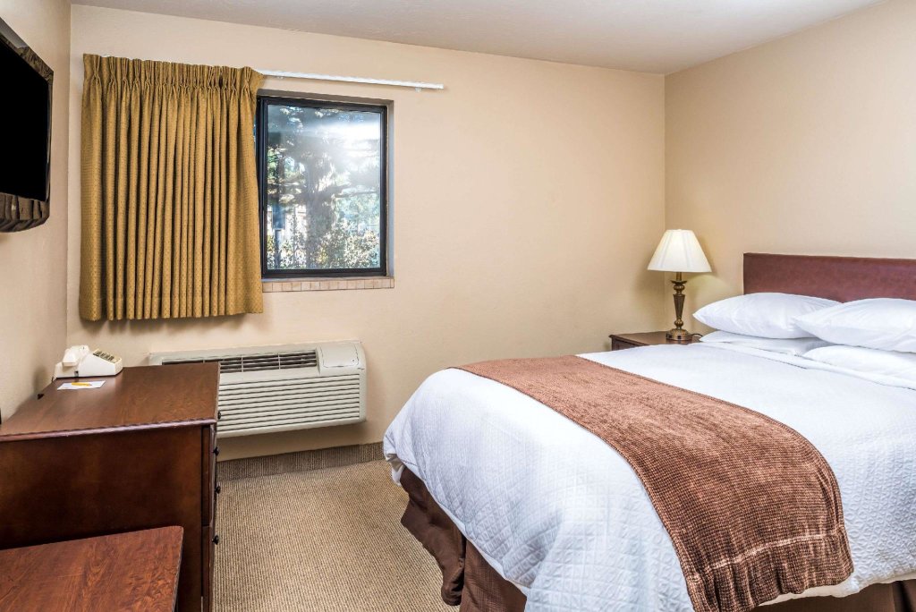 1 Bedroom Double Suite Super 8 By Wyndham St. Regis