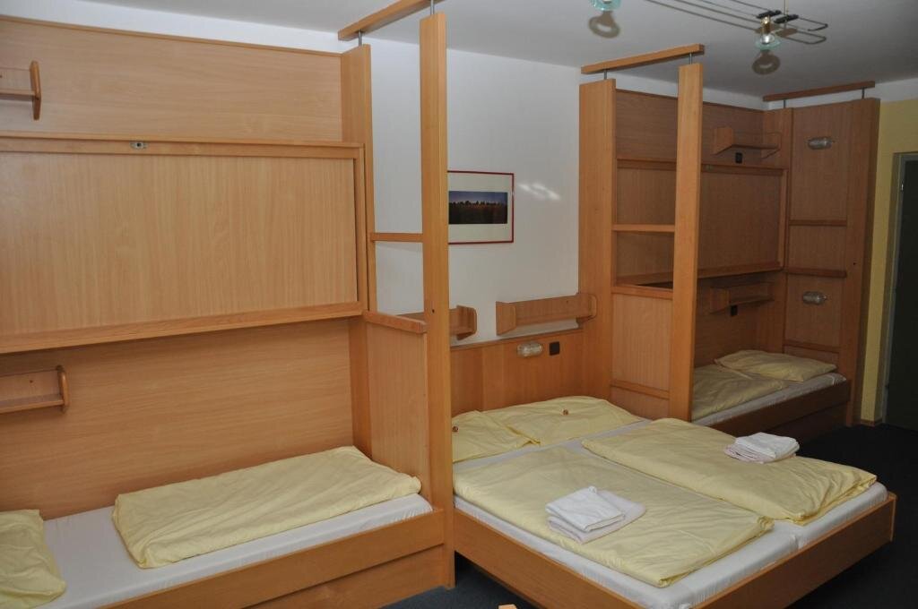 Кровать в общем номере (мужской номер) Eduard-Heinrich-Haus, Hostel
