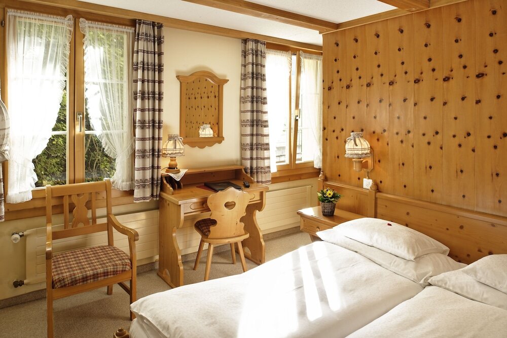 Двухместный номер Standard с балконом Hotel Alpenrose Wengen - bringing together tradition and modern comfort