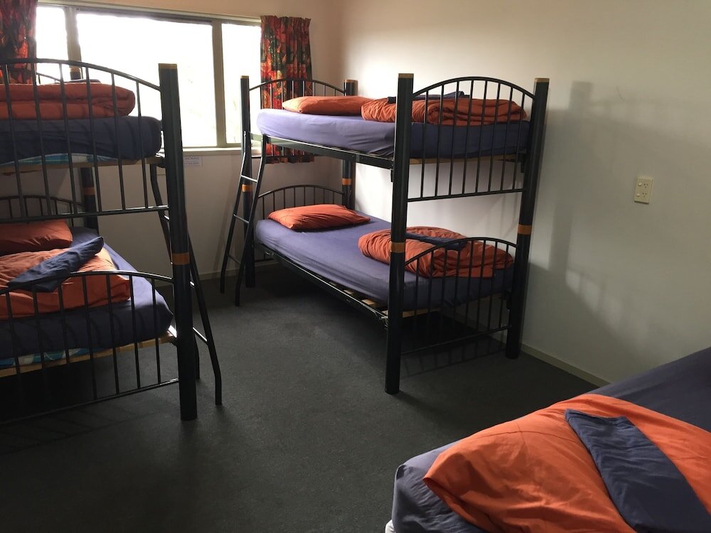 Кровать в общем номере Tiki Lodge Backpackers
