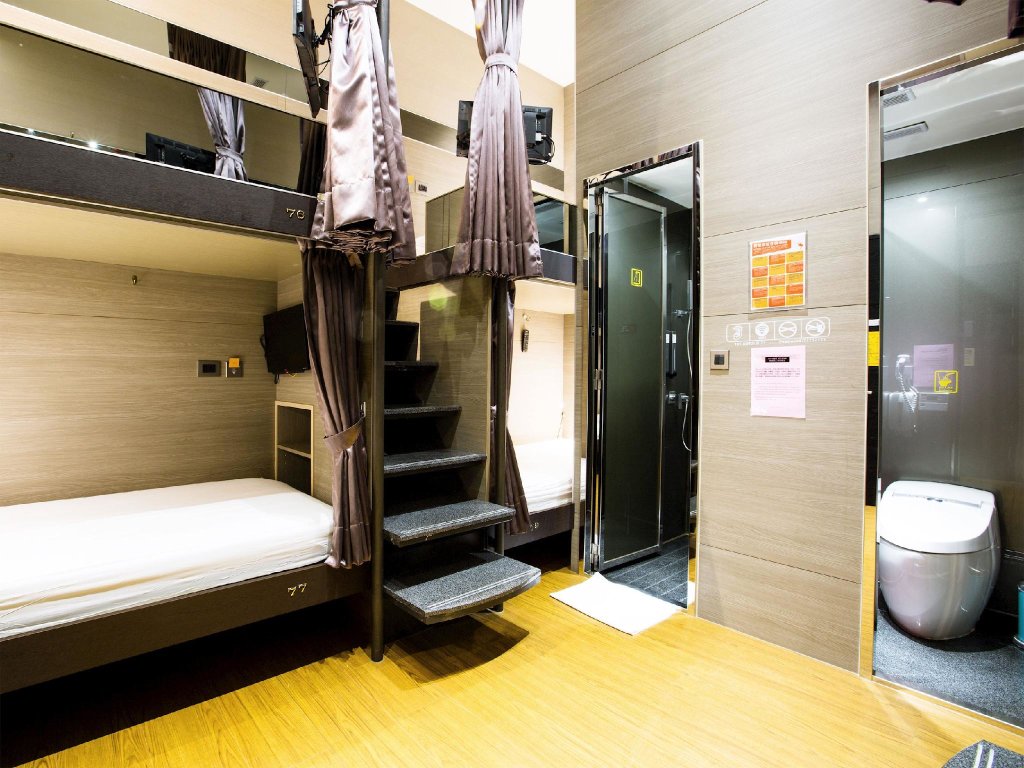 Кровать в общем номере (мужской номер) Amici hotel Six Star Hostel