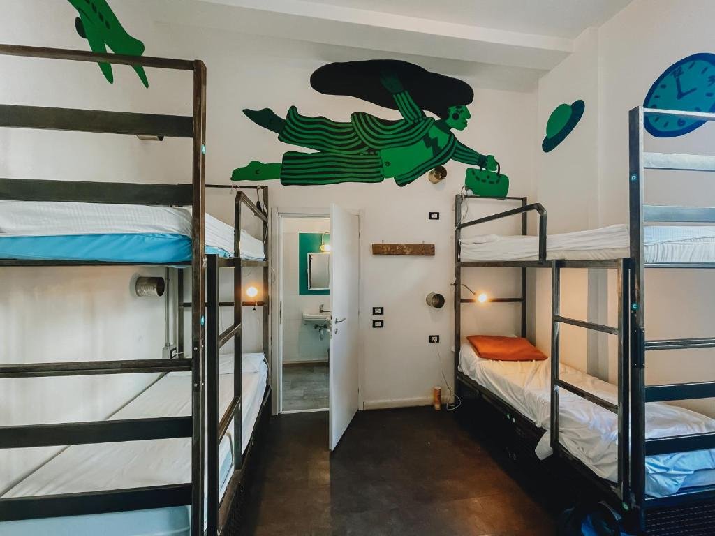 Кровать в общем номере Madama Hostel & Bistrot