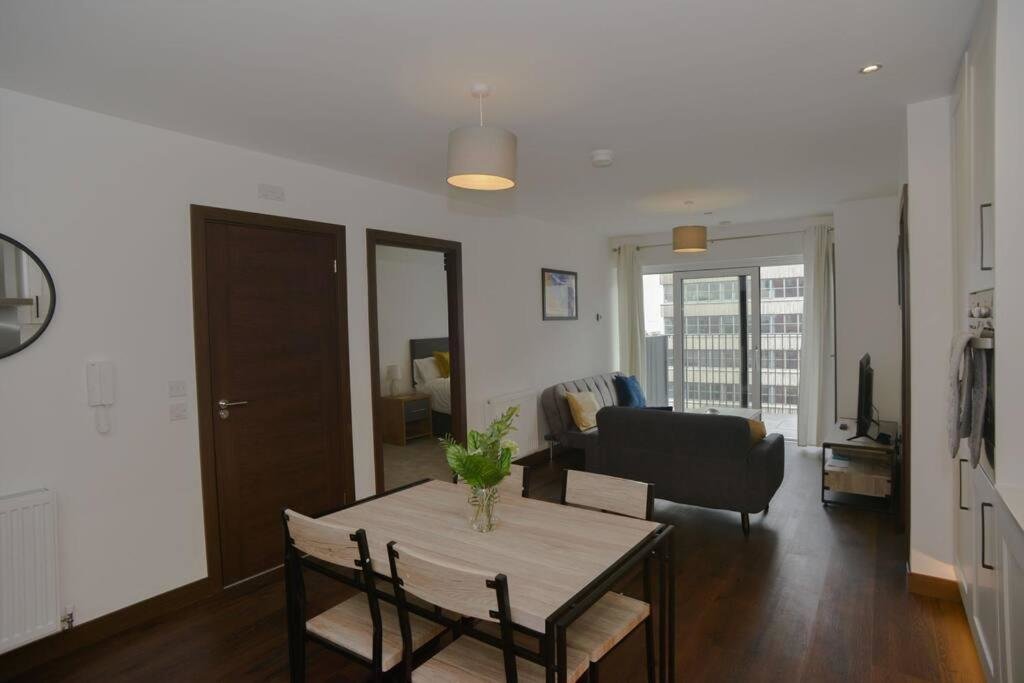 Apartamento 2 dormitorios Stylish, 2-bedroom flat, Central Southend Flat, 11th floor