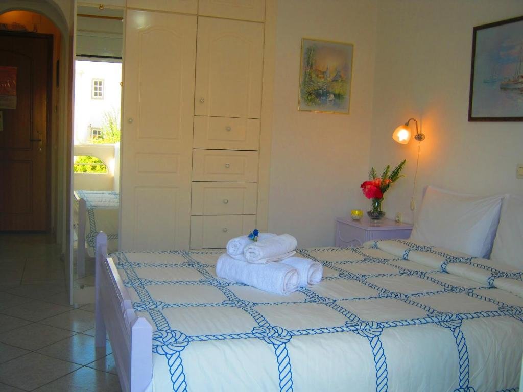 Standard Double room with garden view Neapoli Rooms