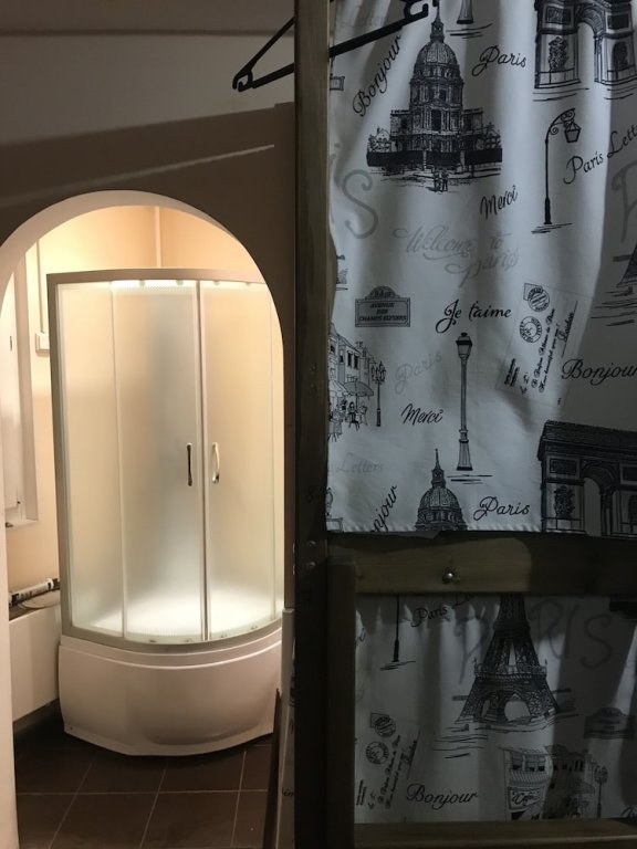 Cama en dormitorio compartido (dormitorio compartido masculino) Hostel na Partizanskoy