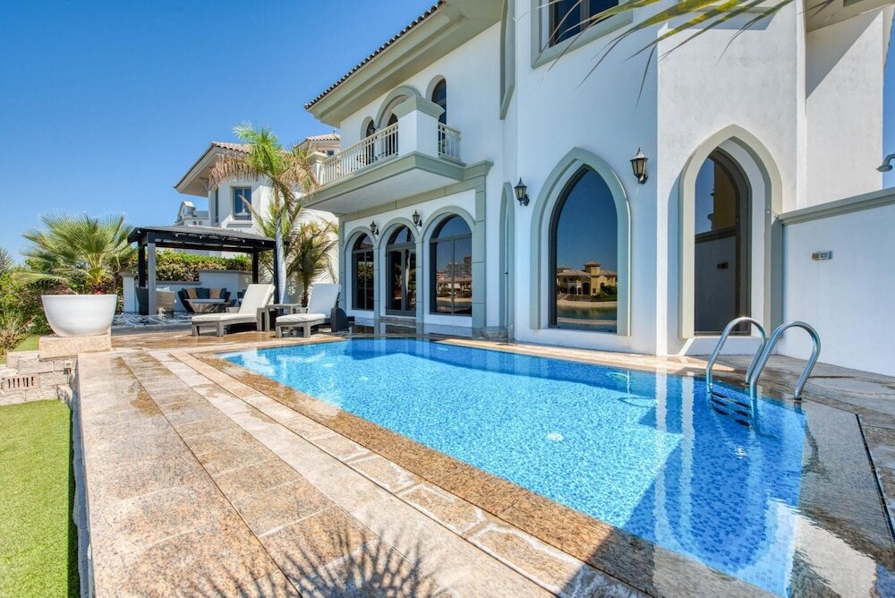 Villa Glamourous Beachfront Villa on The Palm w Pool