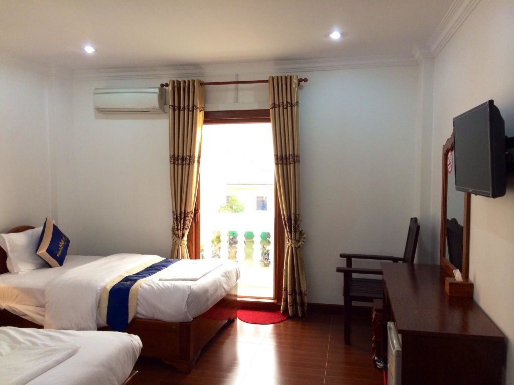 Двухместный номер Standard с балконом Emerald BB Battambang Hotel