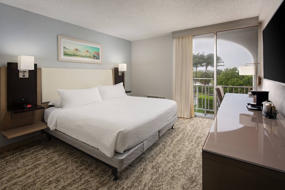 Люкс c 1 комнатой с балконом Fairfield Inn and Suites by Marriott Palm Beach