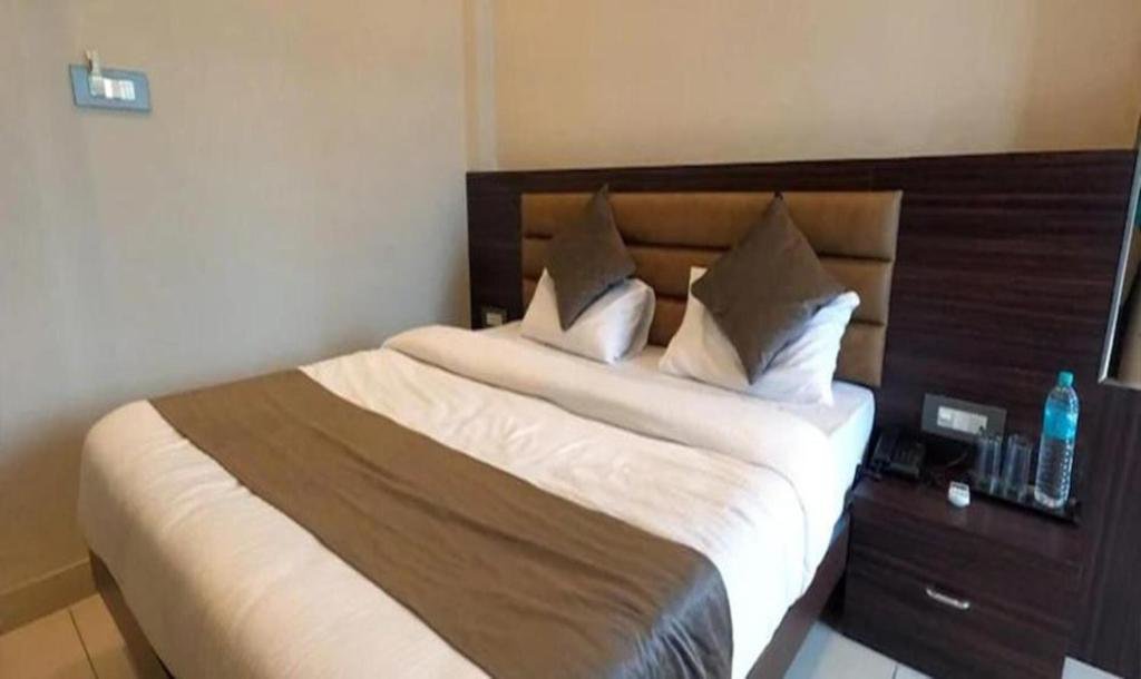 Deluxe room FabHotel Prime Now Hotel & Resort