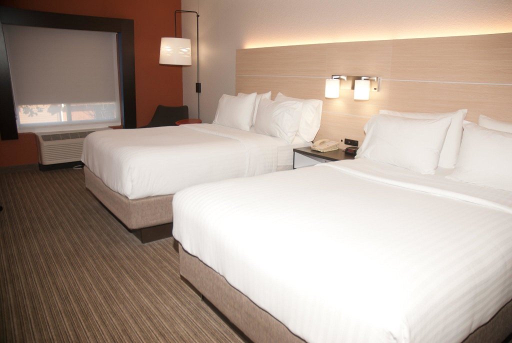 Четырёхместный номер Standard Holiday Inn Express Hotel & Suites Athens, an IHG Hotel