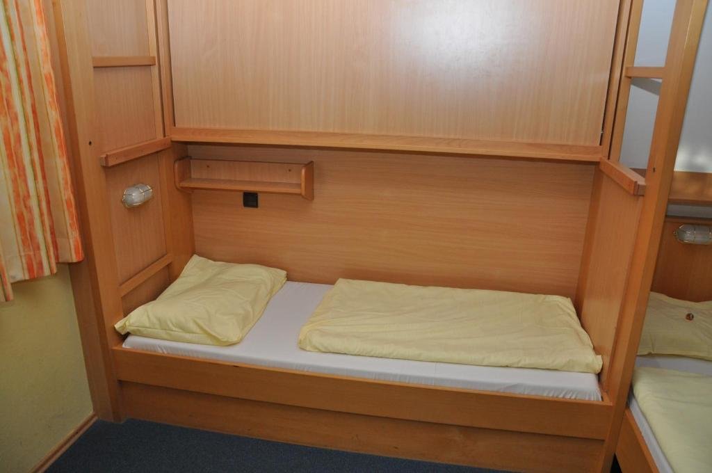 Кровать в общем номере (женский номер) Eduard-Heinrich-Haus, Hostel